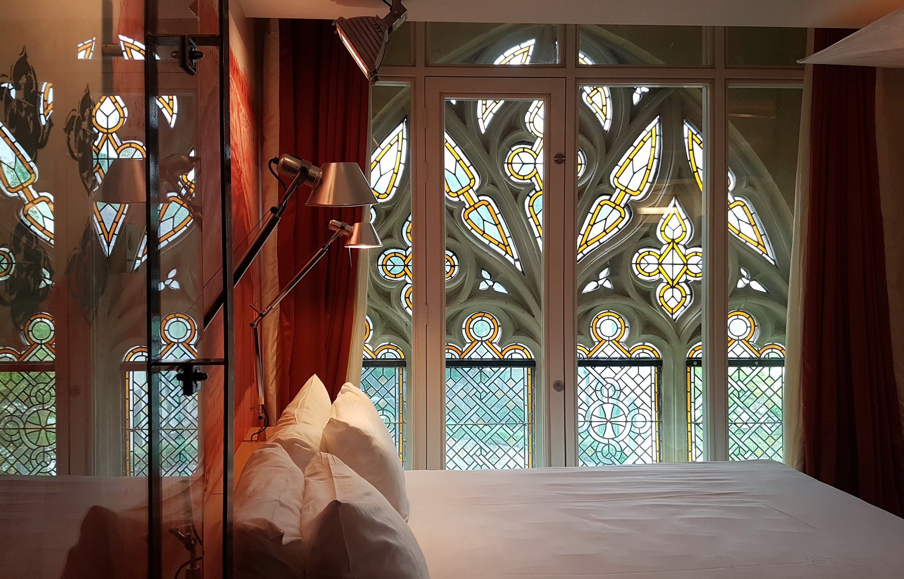 Hotelkamer met bijzonder raam